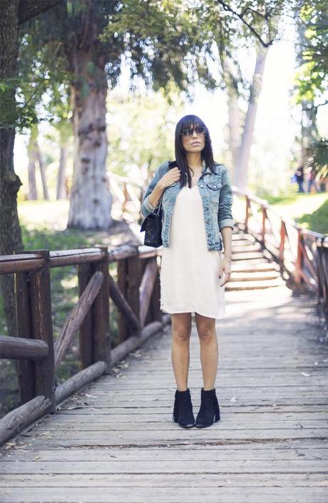 street style barbara crespo on the bridge el retiro madrid white studded dress zara chanel denim jacket fashion blogger outfit blog de moda street style barbara crespo on the bridge el retiro madrid white studded dress zara chanel denim jacket fashion blogger outfit blog de moda