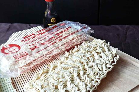 Noodles con verduras y gambas en wok, receta noodles rapidos