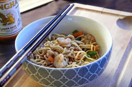 Noodles con verduras y gambas en wok, receta noodles con gambas