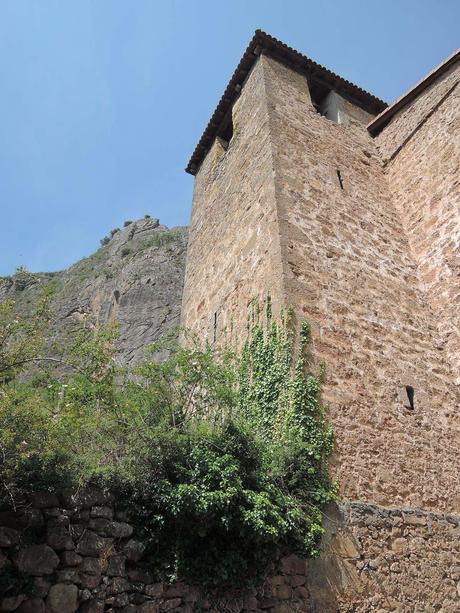 Torre de la Iglesia de San Pedro de Cuevas, vista desde la base.