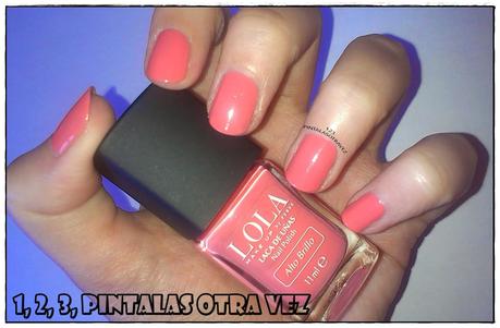 Manicura en coral con flores