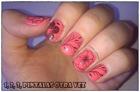 Manicura en coral con flores