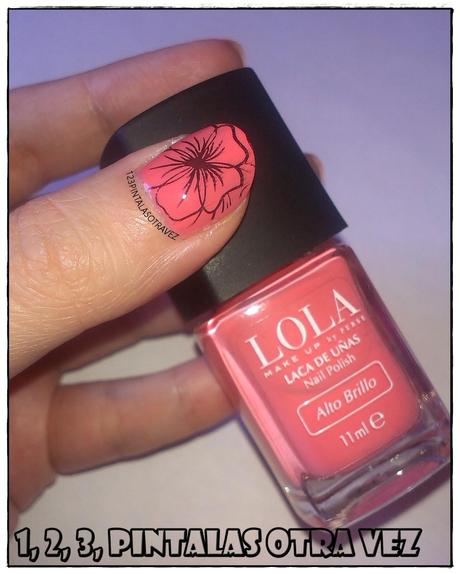 Manicura en coral con flores