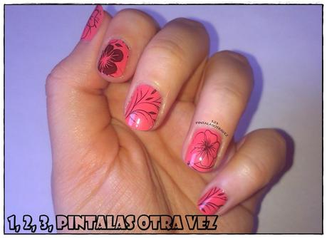 Manicura en coral con flores