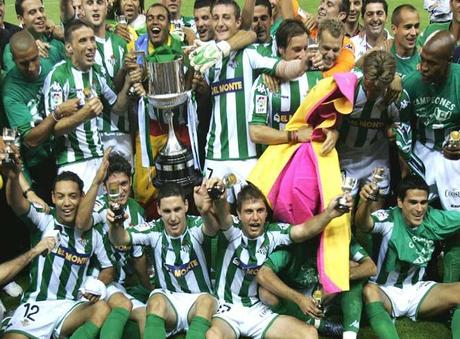 Los jugadores del Real Betis celebrando la consecución de la Copa del Rey Copa del Rey Nueve años de aquella noche en el Vicente Calderón Copa 2005