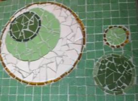 Mesita reciclada con mosaico y trencadís