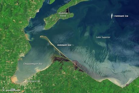 El Lago Superior, invierno y verano, desde el espacio Lago Superior