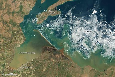 El Lago Superior, invierno y verano, desde el espacio Lago Superior