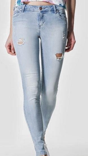 Comprando unos pantalones rotos Comprando unos pantalones rotos