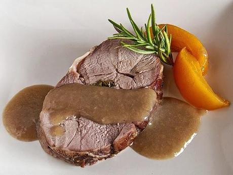 Pierna de cordero al horno con salsa de nísperos Pierna de cordero al horno con salsa de nísperos