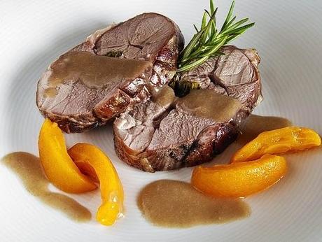 Pierna de cordero al horno con salsa de nísperos Pierna de cordero al horno con salsa de nísperos