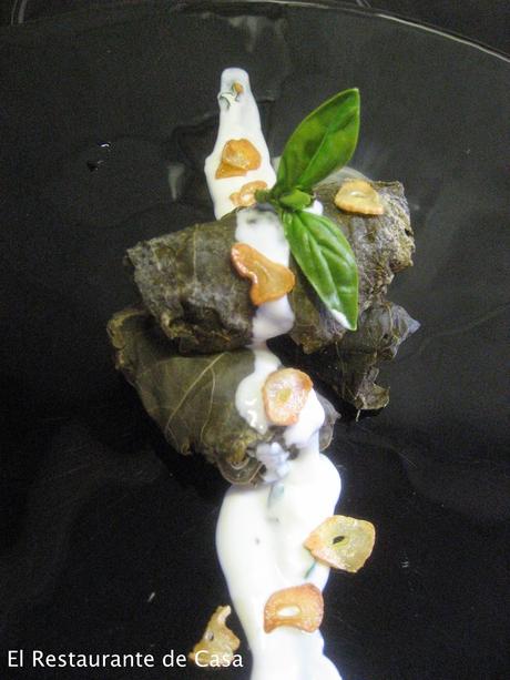 ROLLOS DE VID RELLENOS, CON SALSA DE QUESO ROLLOS DE VID RELLENOS, CON SALSA DE QUESO