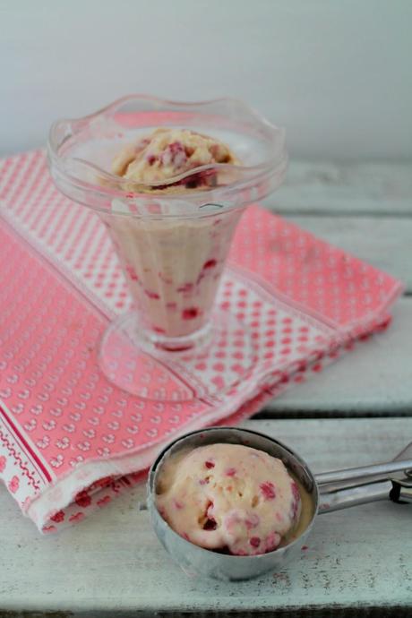 Helado de chocolate blanco con frambuesas {con heladera} Helado de chocolate blanco con frambuesas {con heladera}