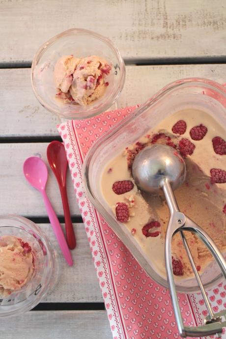 Helado de chocolate blanco con frambuesas {con heladera} Helado de chocolate blanco con frambuesas {con heladera}