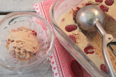 Helado de chocolate blanco con frambuesas {con heladera} Helado de chocolate blanco con frambuesas {con heladera}