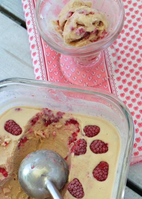 Helado de chocolate blanco con frambuesas {con heladera} Helado de chocolate blanco con frambuesas {con heladera}