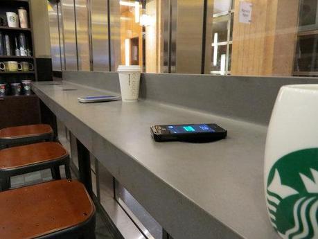 Starbucks permitirá cargar el smartphone mediante cargadores inalámbricos starbucks cargadores 1 Starbucks permitirá cargar el smartphone mediante cargadores inalámbricos