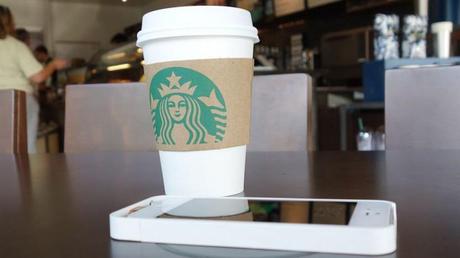 Starbucks permitirá cargar el smartphone mediante cargadores inalámbricos starbucks cargadores 830x466 Starbucks permitirá cargar el smartphone mediante cargadores inalámbricos