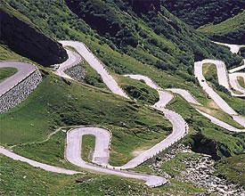 En clave Tour Sólo el San Gottardo, el puerto adoquinado, ya bien merece volver los ojos a Suiza