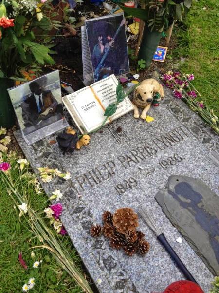 Phil Lynott - Cementerio de Saint Fintan (Dublin) Phil Lynott - Cementerio de Saint Fintan (Dublin)