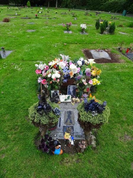 Phil Lynott - Cementerio de Saint Fintan (Dublin) Phil Lynott - Cementerio de Saint Fintan (Dublin)