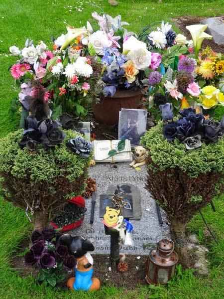 Phil Lynott - Cementerio de Saint Fintan (Dublin) Phil Lynott - Cementerio de Saint Fintan (Dublin)