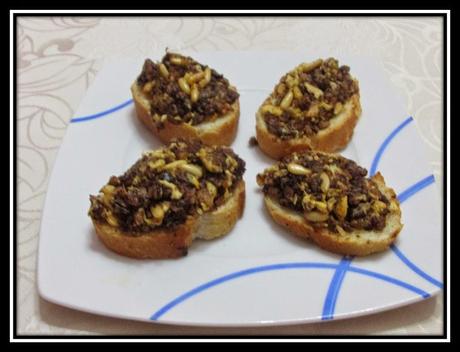 TOSTA DE MORCILLA DE ARROZ CON PIÑONES TOSTA DE MORCILLA DE ARROZ CON PIÑONES