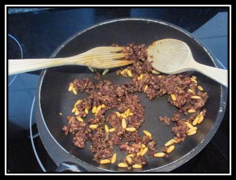 TOSTA DE MORCILLA DE ARROZ CON PIÑONES TOSTA DE MORCILLA DE ARROZ CON PIÑONES