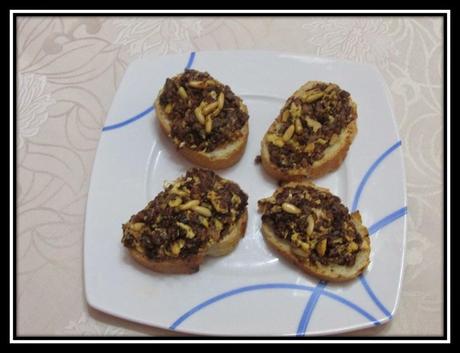 TOSTA DE MORCILLA DE ARROZ CON PIÑONES TOSTA DE MORCILLA DE ARROZ CON PIÑONES