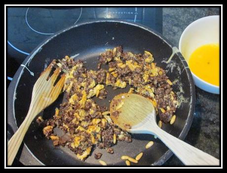 TOSTA DE MORCILLA DE ARROZ CON PIÑONES TOSTA DE MORCILLA DE ARROZ CON PIÑONES
