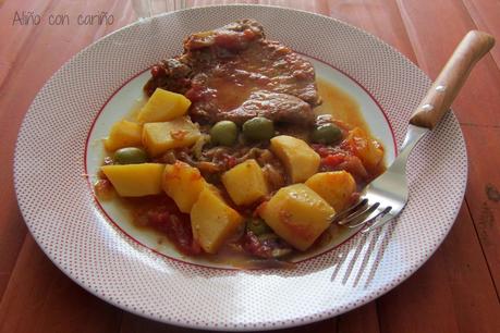 CHULETAS DE CERDO CON SALSA DE TOMATE Y ACEITUNAS CHULETAS DE CERDO CON SALSA DE TOMATE Y ACEITUNAS