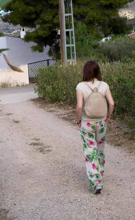 Look veraniego: print tropical con zapatillas Look veraniego: print tropical con zapatillas