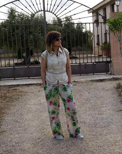 Look veraniego: print tropical con zapatillas Look veraniego: print tropical con zapatillas