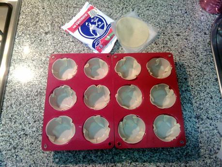 Preparar las tartaletas con la masa de empanadas Preparar las tartaletas con la masa de empanadas