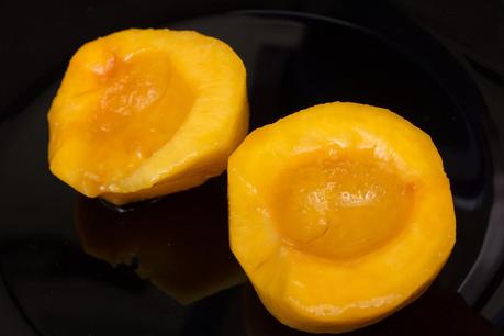 Melocotones rellenos de ensalada con anchoas Melocotones rellenos de ensalada con anchoas