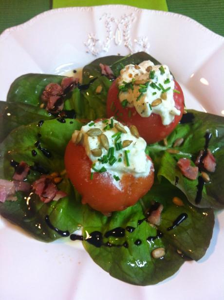 Hoja De Roble Con Tomate Relleno De Queso De Cabra Hoja De Roble Con Tomate Relleno De Queso De Cabra