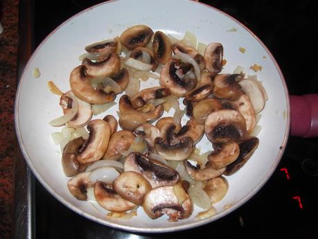 PASTA CON SALSA DE CHAMPIÑONES PASTA CON SALSA DE CHAMPIÑONES