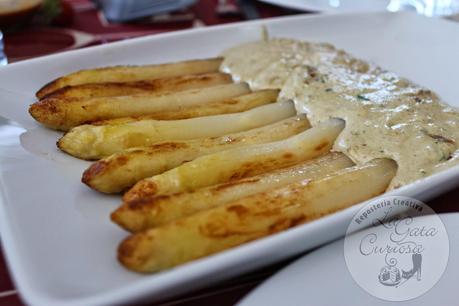 ESPARRAGOS A LA PLANCHA CON SALSA DE NUECES ESPARRAGOS A LA PLANCHA CON SALSA DE NUECES