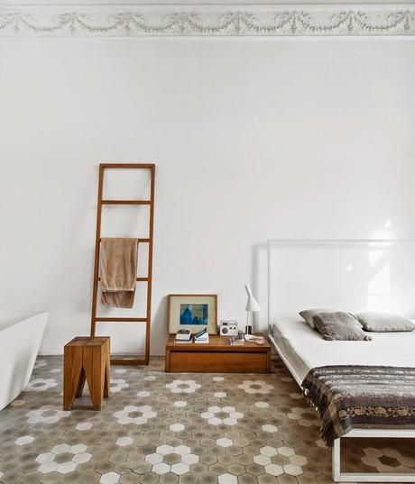 UNA CASA ART NOUVEAU EN BARCELONA CON SUELO DE BALDOSA EN FORMA DE FLOR UNA CASA ART NOUVEAU EN BARCELONA CON SUELO DE BALDOSA EN FORMA DE FLOR