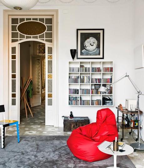 UNA CASA ART NOUVEAU EN BARCELONA CON SUELO DE BALDOSA EN FORMA DE FLOR UNA CASA ART NOUVEAU EN BARCELONA CON SUELO DE BALDOSA EN FORMA DE FLOR