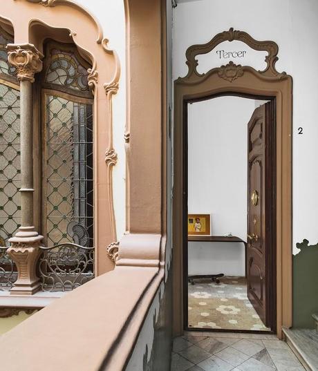 UNA CASA ART NOUVEAU EN BARCELONA CON SUELO DE BALDOSA EN FORMA DE FLOR UNA CASA ART NOUVEAU EN BARCELONA CON SUELO DE BALDOSA EN FORMA DE FLOR