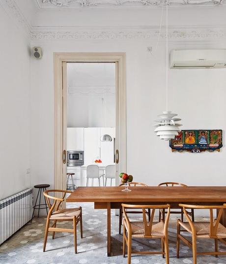 UNA CASA ART NOUVEAU EN BARCELONA CON SUELO DE BALDOSA EN FORMA DE FLOR UNA CASA ART NOUVEAU EN BARCELONA CON SUELO DE BALDOSA EN FORMA DE FLOR