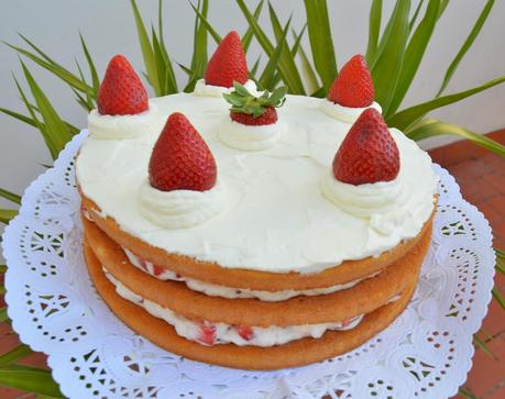 TARTA DE FRESAS Y NATA TARTA DE FRESAS Y NATA