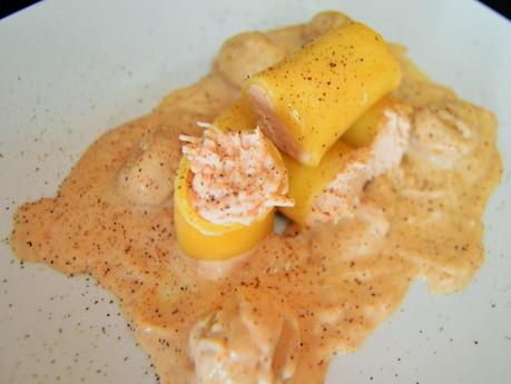 PACCHERI RELLENO DE POLLO CON BECHAMEL DE PATÉ A LA PIMIENTA Y CHAMPIÑONES PACCHERI RELLENO DE POLLO CON BECHAMEL DE PATÉ A LA PIMIENTA Y CHAMPIÑONES