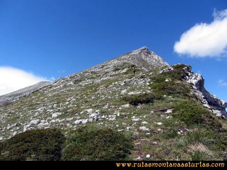 Ruta Lindes - Peña Rueda - Foix Grande: Subiendo por el cuchillar