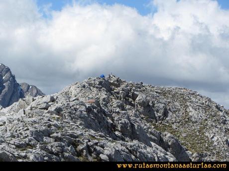 Ruta Lindes - Peña Rueda - Foix Grande: Llegando a la cima de Peña Rueda