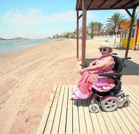 «No he encontrado en toda La Manga ni una silla para el baño de los discapacitados» María Valverde, con su silla de ruedas en la pasarela de la playa del Cavanna. :: antonio gil / agm