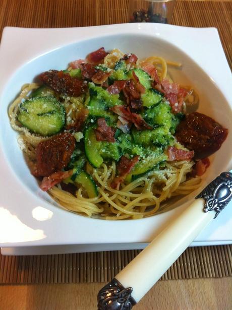 Pasta Integral Con Calabacín, Bacon Y Tomates Secos