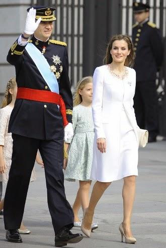 Dña. Letizia comienza su reinado vestida de Felipe Varela. Proclamación de Felipe VI