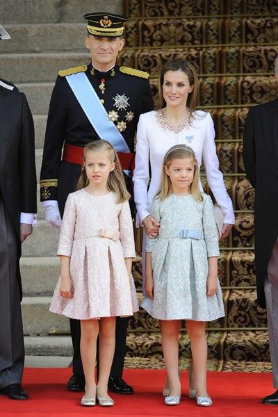 Dña. Letizia comienza su reinado vestida de Felipe Varela. Proclamación de Felipe VI